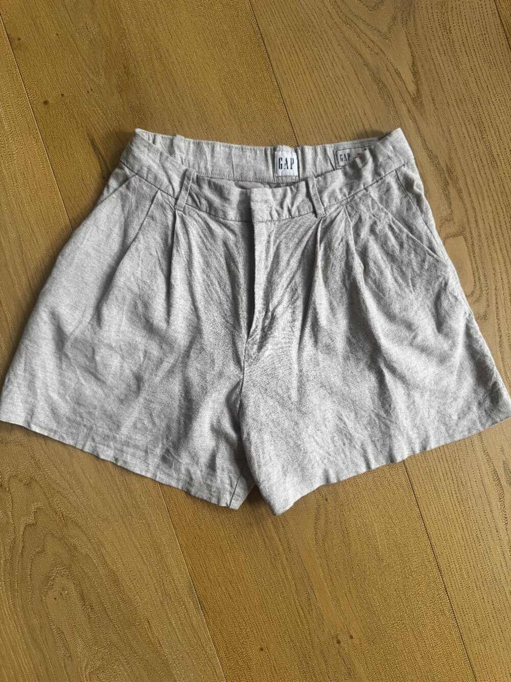 These Gap linen shorts feature a high-rise waist and pleated detailing